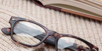 Dit is waarom de ene leesbril soms wel 20 keer duurder is dan de andere (veel mensen weten dit niet)