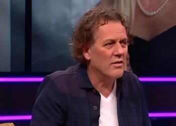 Kees van der Spek duwt man het water in: video gaat als een lopen vuurtje
