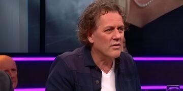Kees van der Spek duwt man het water in: video gaat als een lopen vuurtje
