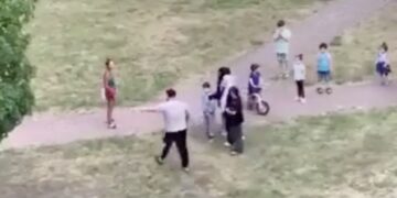 Nieuwkomers vallen vrouw aan omdat ze te zomers gekleed is