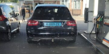 Deze taxichauffeur heeft wel een hele bijzondere truc om geen boetes te krijgen… Zie jij het?