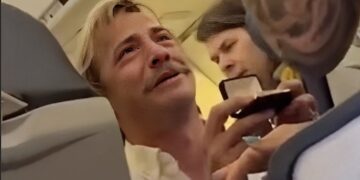 Man vraagt vriendin ten huwelijk in vliegtuig maar krijgt een harde afwijzing