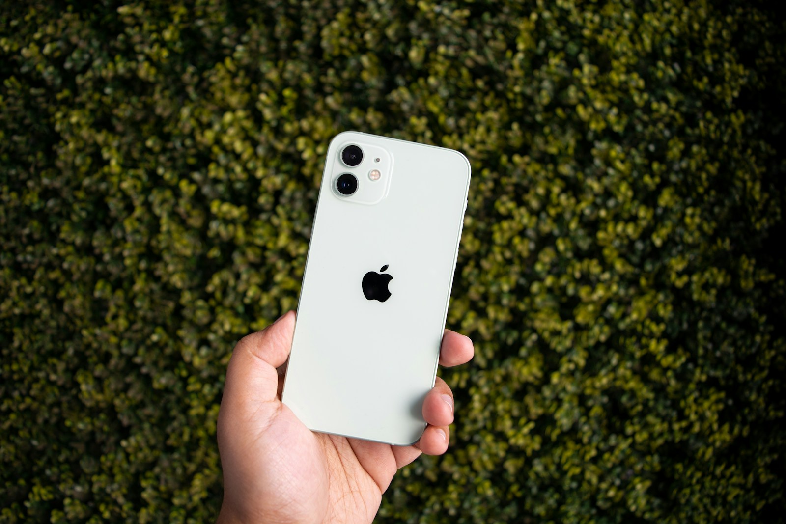 White iphone 4s held by person