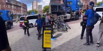 Rotterdamse agente pikt de man zijn gedrag niet langer en geeft hem een flinke draai om zijn oren