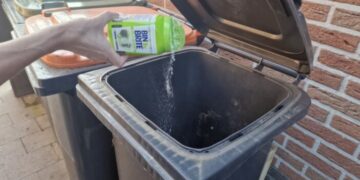 Hij giet dit in al zijn containers. Eenvoudig, maar zo effectief!