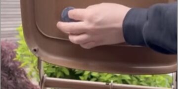 Ze plakt viltjes aan de binnenkant van de containerdeksel… Dit is waarom!