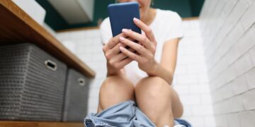 Je mobiel meenemen naar het toilet nemen kan dit ongemakkelijke gezondheidsprobleempje veroorzaken