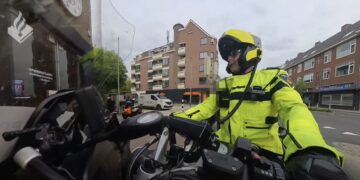 Jongens die geen Nederlands spreken, rijden op een opgevoerde fatbike en worden staandegehouden…