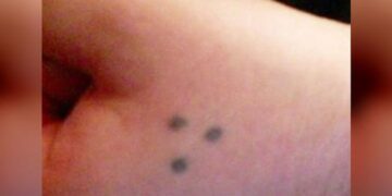 Zie jij iemand met drie puntjes op de hand.. Dit is waarom je voorzichtig moet zijn!