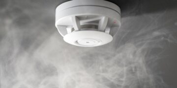 Dit is de reden waarom de rookmelder afgaat zonder dat er brand is… en het heeft niets met de batterij te maken!