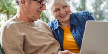 Op deze slimme manieren besparen 65-plussers flink op hun verzekeringen (lees dit goed door)