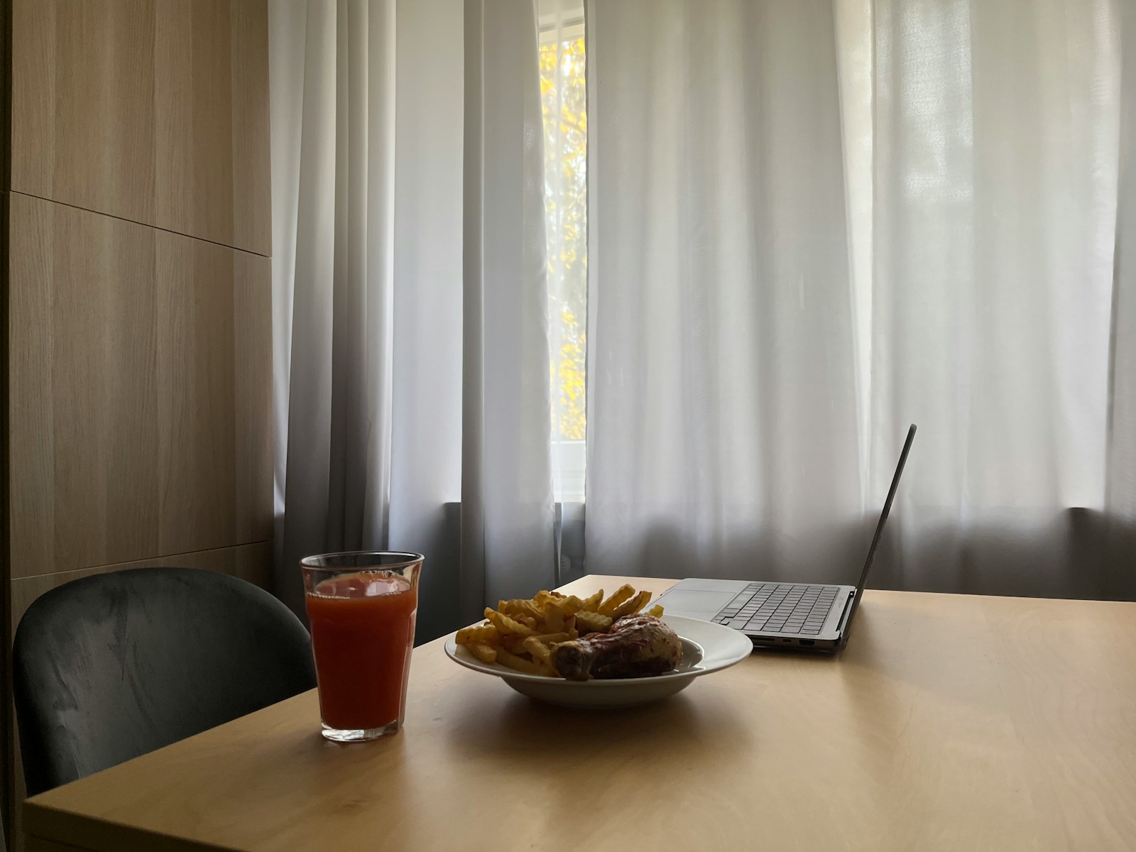 Photo by Amir Hossein Kargaran - Info Vandaag A plate of food and a glass of juice on a table
