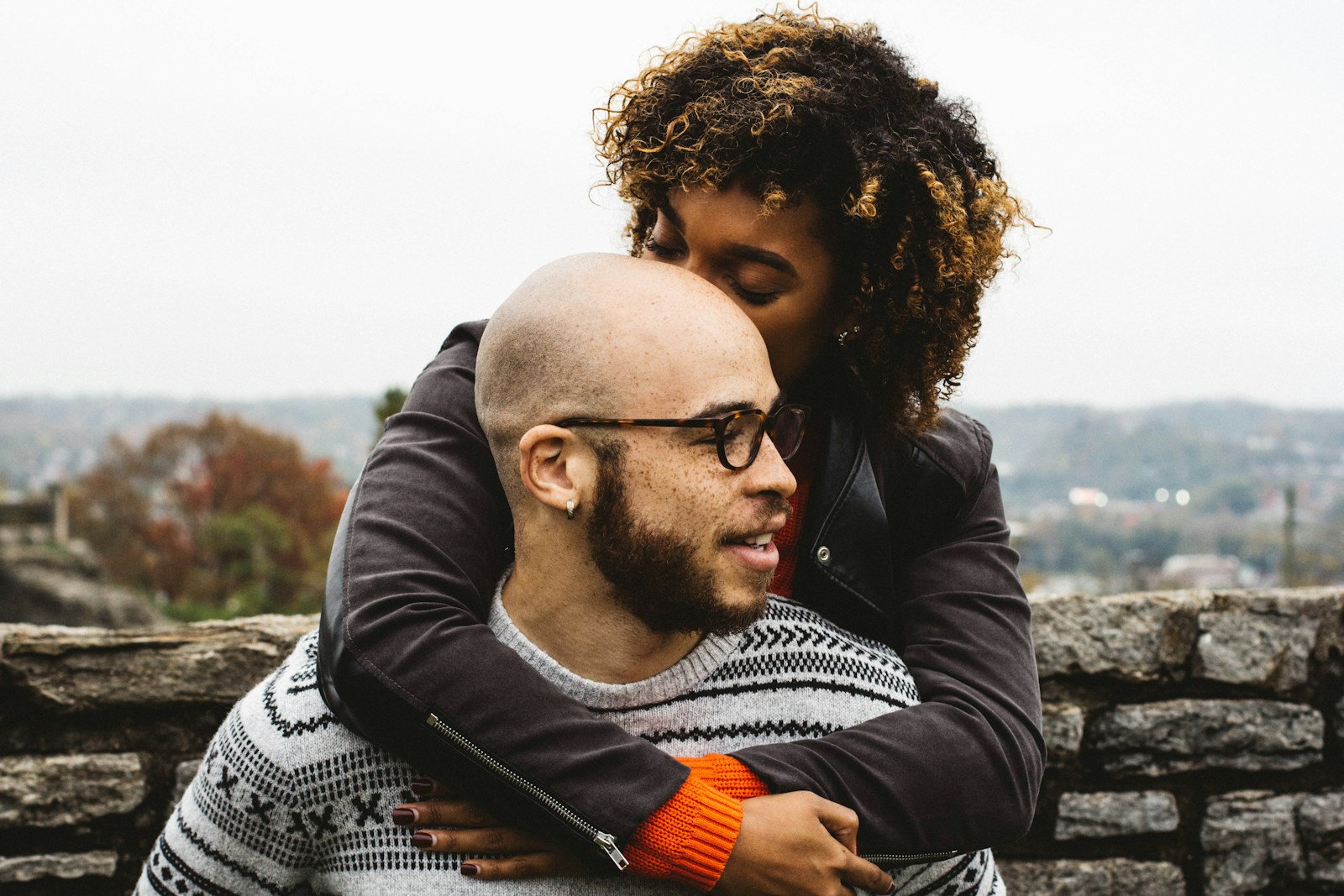 Photo by Justin Follis - Info Vandaag Woman kissing man's head