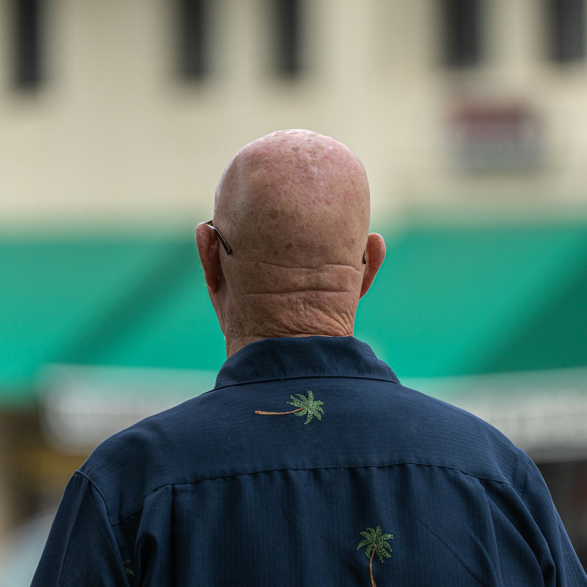 Photo by Donald Teel - Info Vandaag A man with a bald head walking down a street