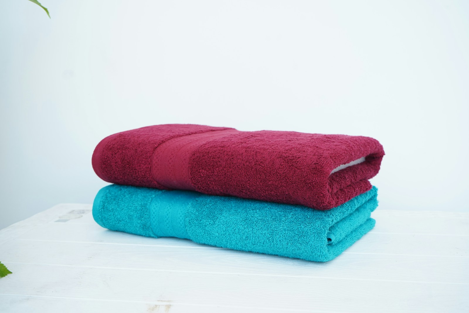 Photo by Rinku Shemar - Info Vandaag A stack of three towels sitting on top of a table