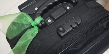 Let op: dit is waarom je nooit een lintje aan je koffer moet binden!