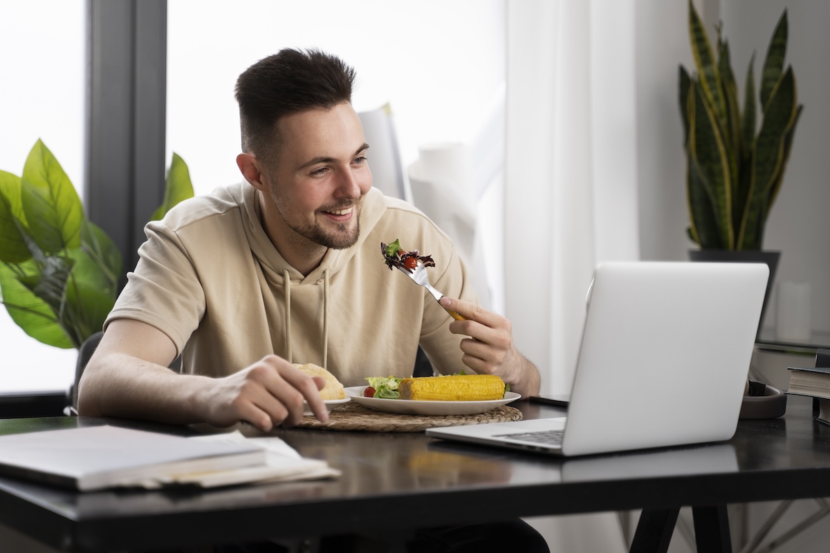 lunchen-achter-bureau - Info Vandaag