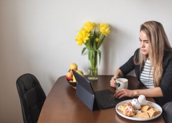 Dit is waarom lunchen achter je bureau slecht is voor je gezondheid!