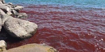 Angst voor het einde der tijden wordt aangewakkerd doordat dit meer bloedrood kleurt