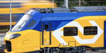 Dít is de vrouw achter de bekende stem van de NS