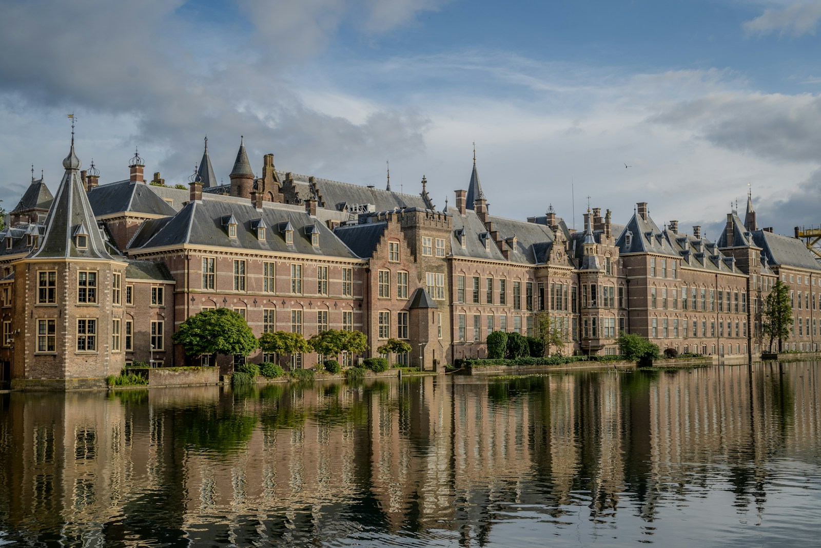 Photo by Paul Einerhand - Info Vandaag A large building sitting next to a body of water