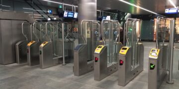 Vrouw (82) mishandelt nadat ze weigert om zwartrijder mee te laten glippen bij OV-poortjes