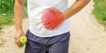 Stekende pijn aan je zij? Dít zijn de meest voorkomende oorzaken