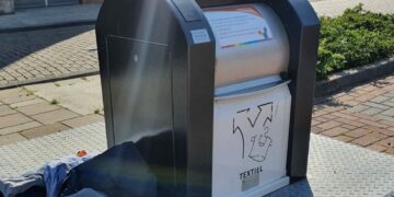 Gooi jij je oude kleding weleens in textielbakken? Dit is waarom je dat beter niet kunt doen