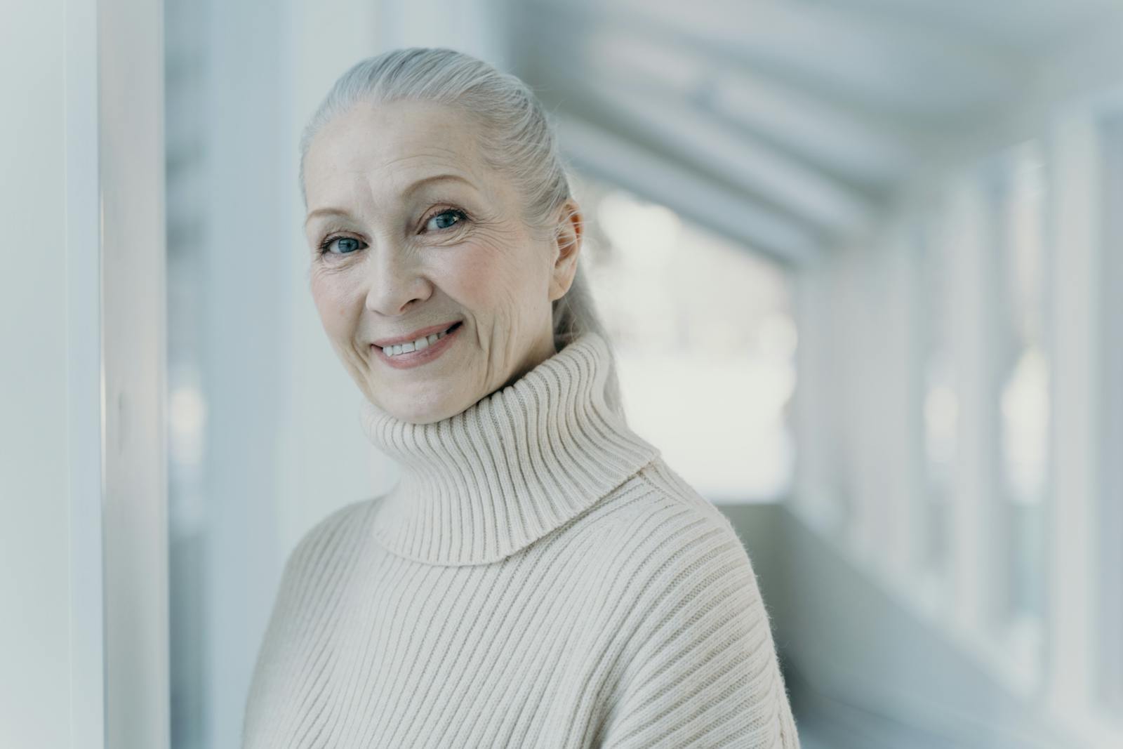 Photo by cottonbro studio - Info Vandaag Elegant senior woman with grey hair smiling in a serene indoor setting