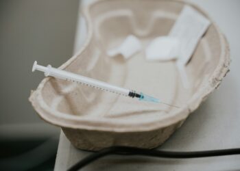 Photo by Mathurin NAPOLY matnapo - Info Vandaag White and green ballpoint pen on brown wooden round table