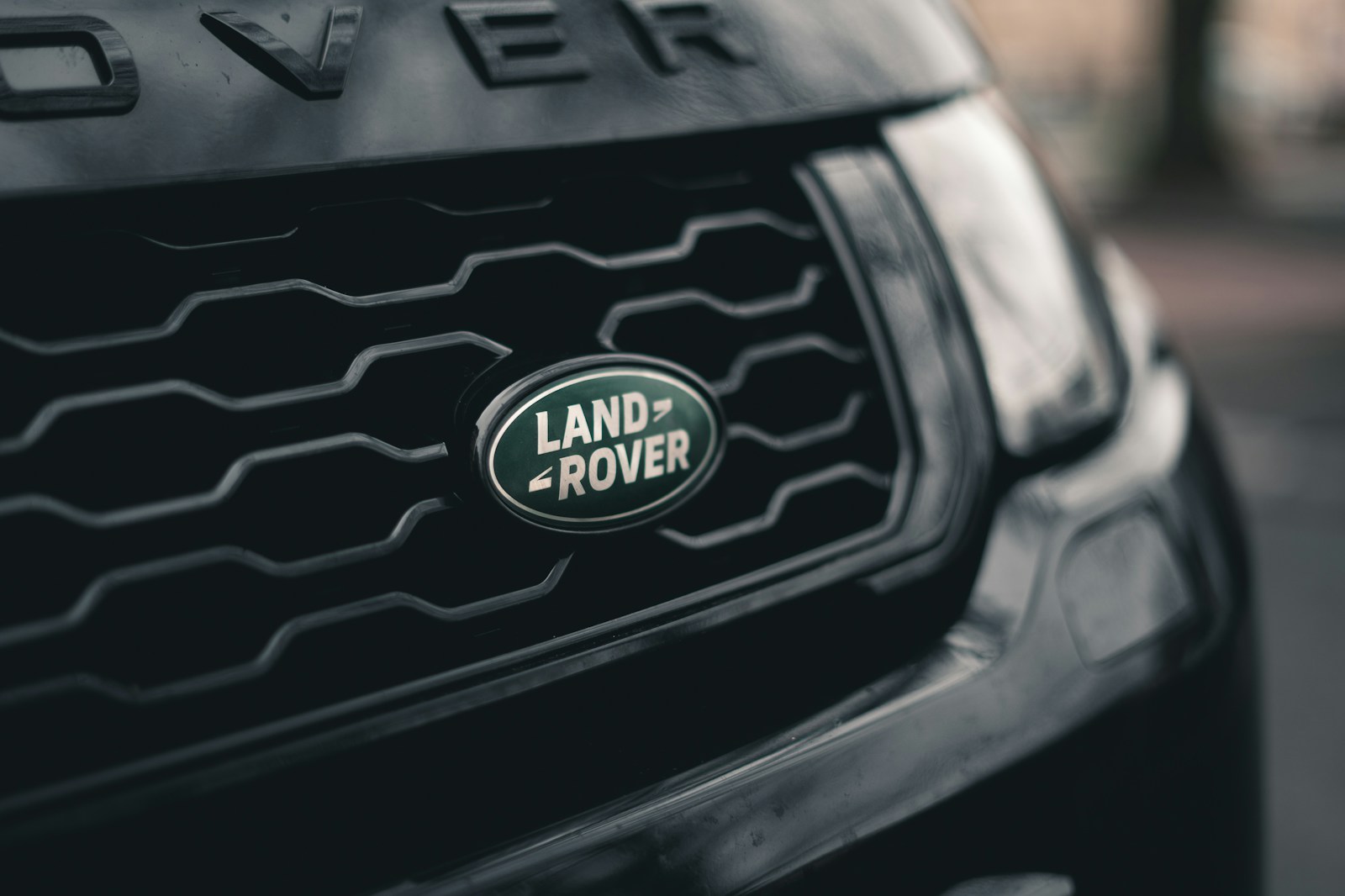 Photo by Loris Marie - Info Vandaag Black land rover vehicle