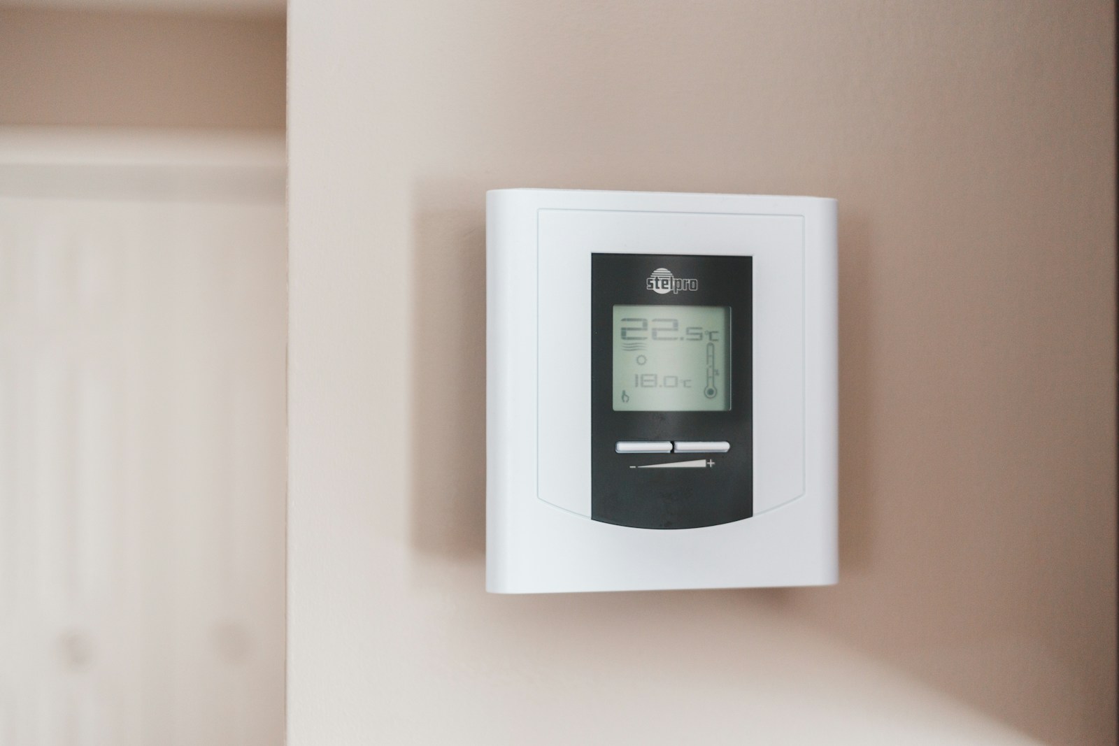 Photo by Erik Mclean - Info Vandaag White and gray thermostat at 19 5
