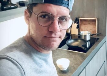 Kees Tol deelt voor het eerst beelden van zijn nieuwe liefde – en hij deelt het met deze té lieve foto’s…