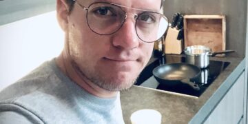 Kees Tol deelt voor het eerst beelden van zijn nieuwe liefde – en hij deelt het met deze té lieve foto’s…