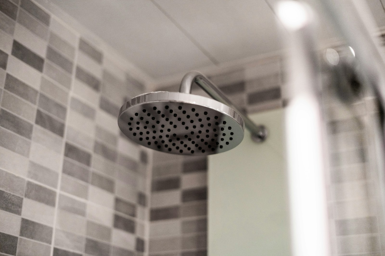 Photo by kevin Baquerizo - Info Vandaag Grey stainless steel shower head