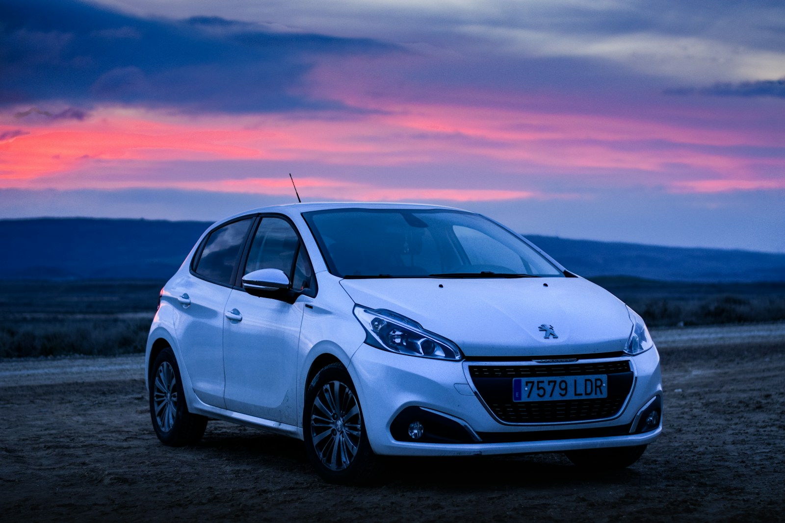 Photo by Juan Goyache - Info Vandaag Silver honda sedan on brown sand during sunset
