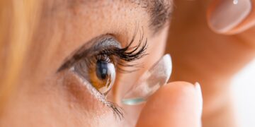 Dit is waarom je dus echt never nooit niet met lenzen in moet douchen