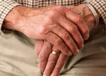 Ouder dan 50? Dit zijn de eerste tekenen van de ziekte van Parkinson – negeer deze niet