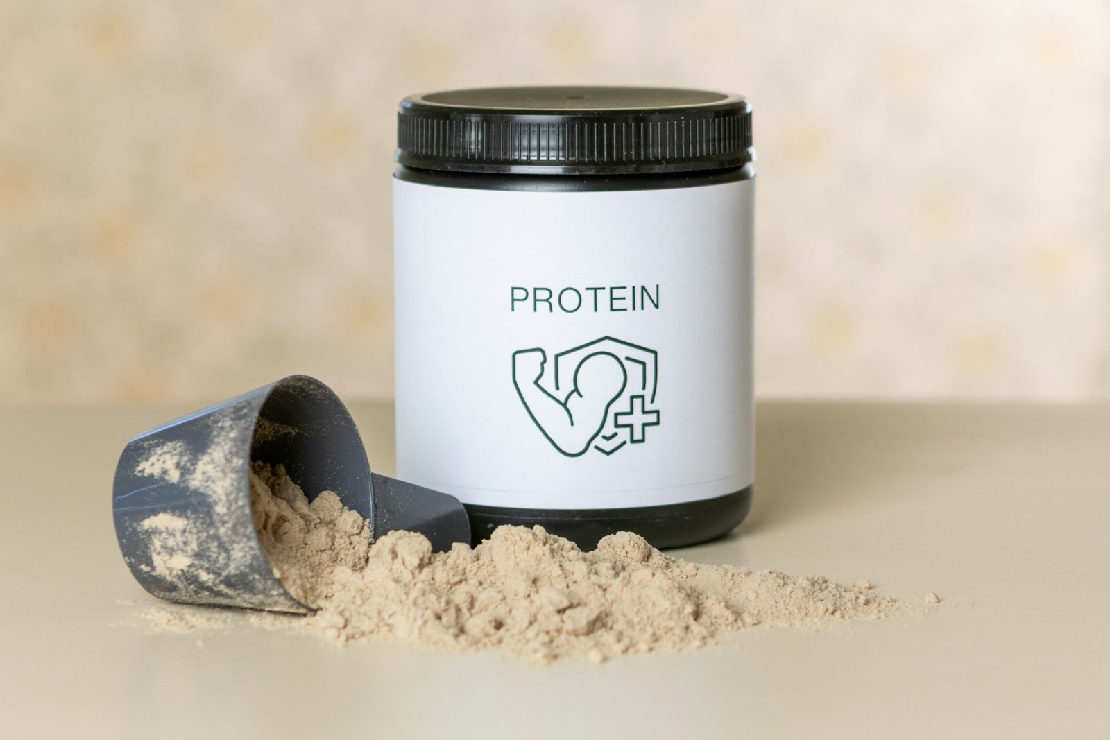 Photo by Aleksander Saks - Info Vandaag A jar of protein powder next to a scoop of powder