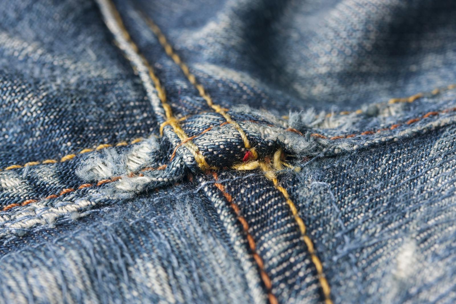 Photo by Pixabay - Info Vandaag Macro image highlighting the intricate stitching details of denim jeans fabric