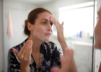 Doe jij dit ook fout? Dit is waarom je je gezicht nooit met je wijsvinger moet wassen