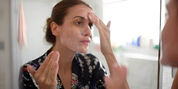 Doe jij dit ook fout? Dit is waarom je je gezicht nooit met je wijsvinger moet wassen