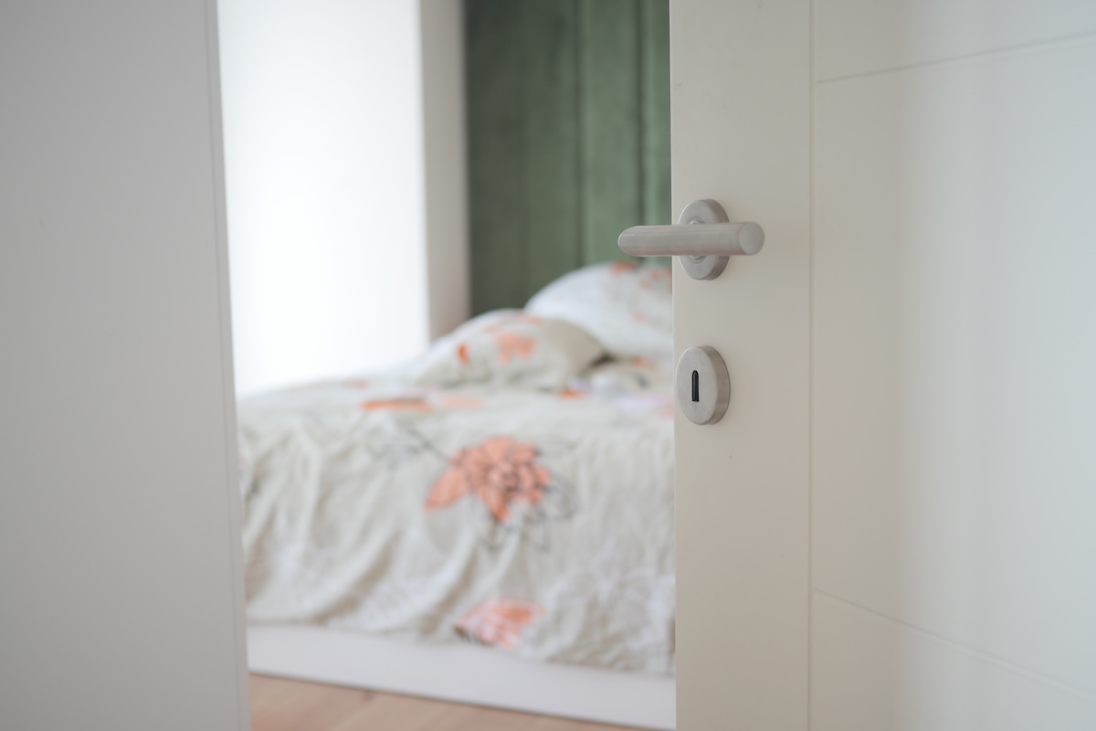 open door concept with Door handle and blur interior room background - Info Vandaag