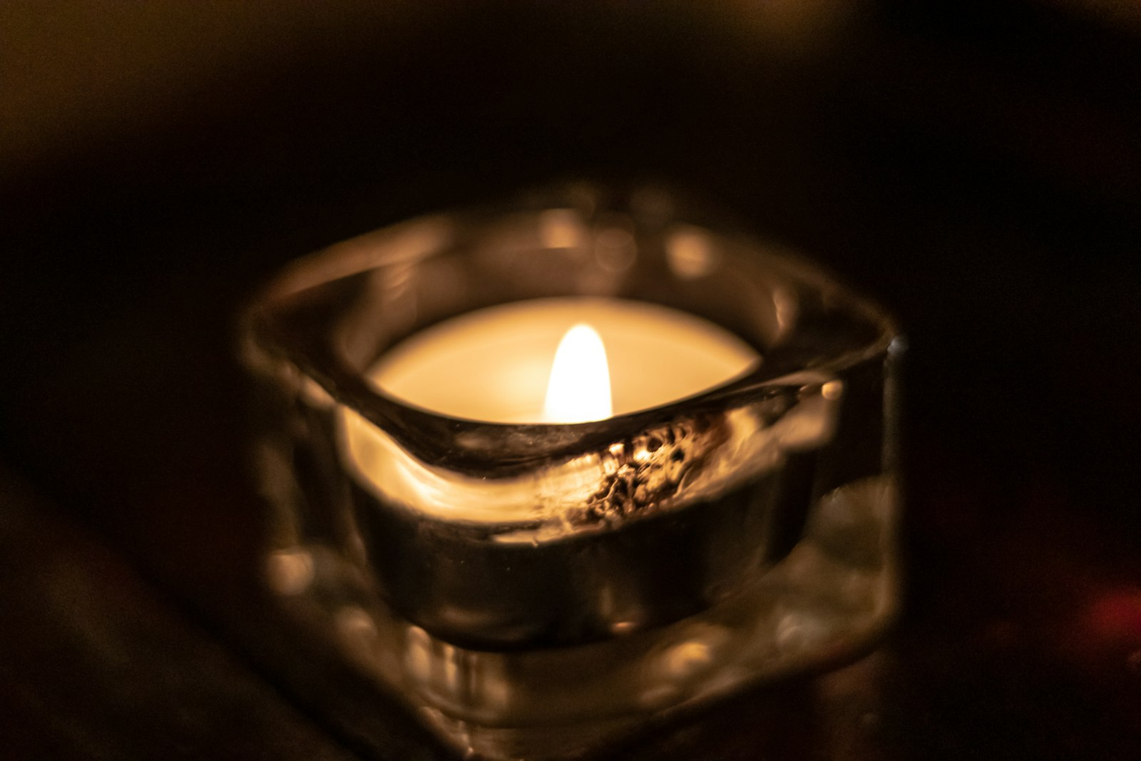 Photo by Mateusz Grabowski - Info Vandaag Clear glass candle holder close up photography