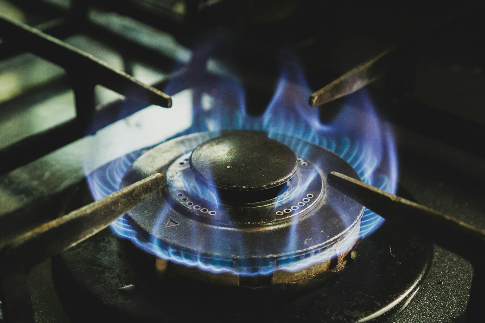 Photo by KWON JUNHO - Info Vandaag Black and white gas stove
