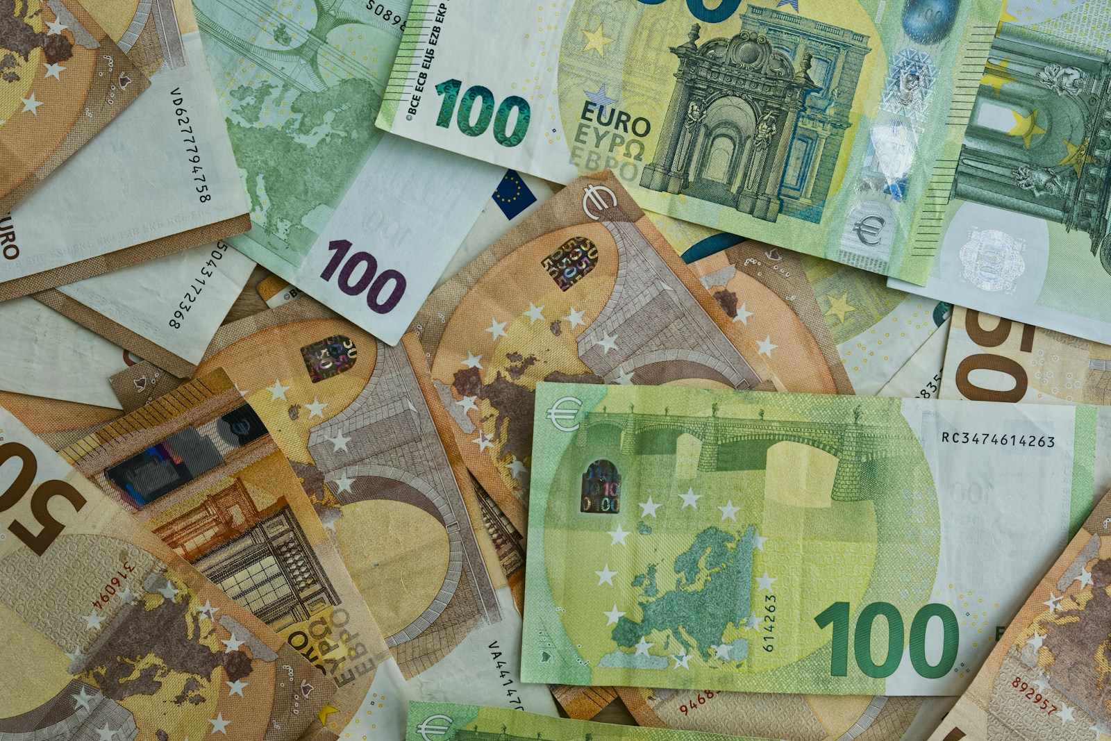 Photo by Eric Prouzet - Info Vandaag Scattered euro banknotes of 100 and 50 denominations