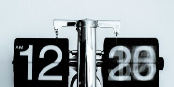 analog clock at 12 am