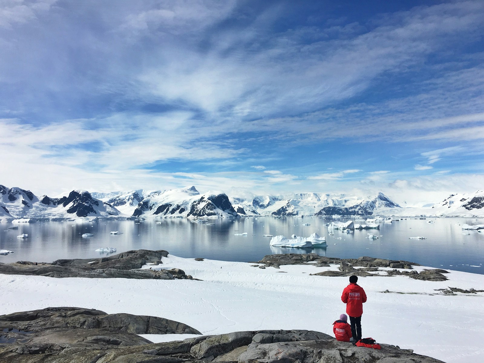 Photo by Cassie Matias - Info Vandaag Two person standing on snow field