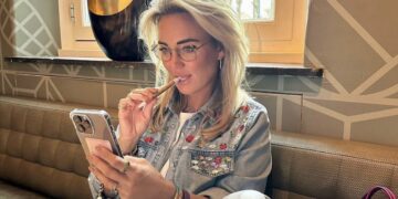 Té kort jurkje Monique Westenberg zorgt voor veel commentaar: ‘kan echt niet’