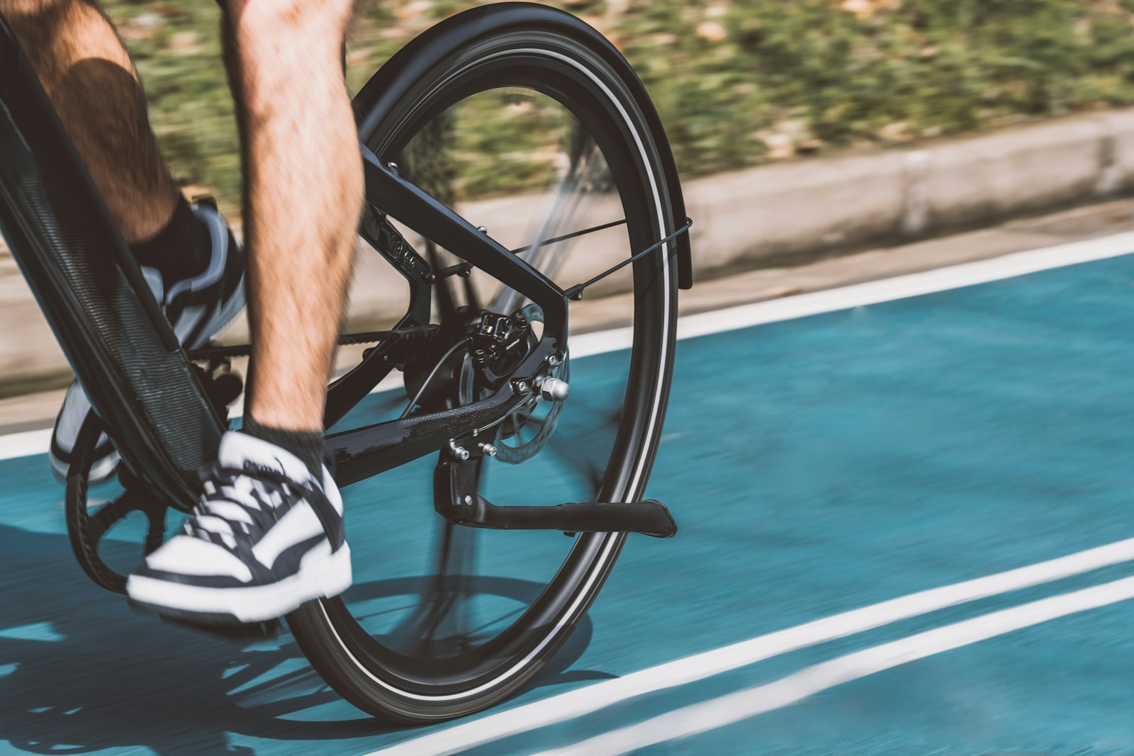 Photo by TruckRun - Info Vandaag A close up of a person riding a bike